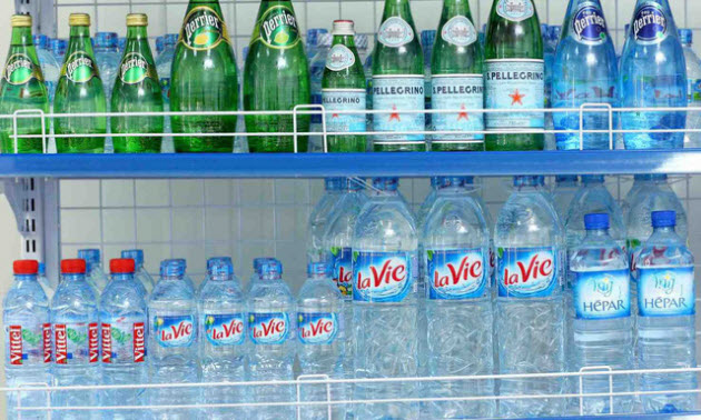 Nước uống đóng chai giả tràn lan trên thị trường khiến người dùng hoang mang