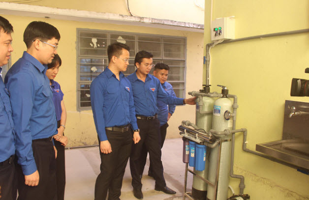 Đoàn viên thanh niên Đà Nẵng trao tặng máy lọc nước chống dịch Covid-19 1