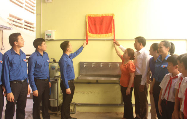 Đoàn viên thanh niên Đà Nẵng trao tặng máy lọc nước chống dịch Covid-19