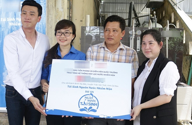 Diễn viên Quốc Trường trao tặng ba hệ thống máy lọc nước tại Cà Mau